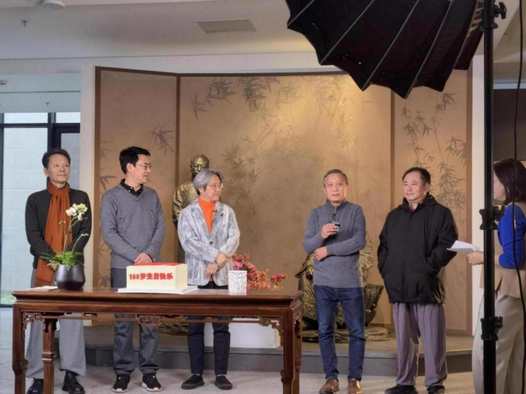 看展覽畫壽桃領福字,市民在美術館和云端為齊白石“慶生”