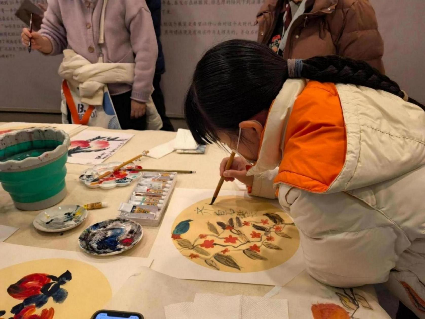 看展覽畫壽桃領福字,市民在美術館和云端為齊白石“慶生”