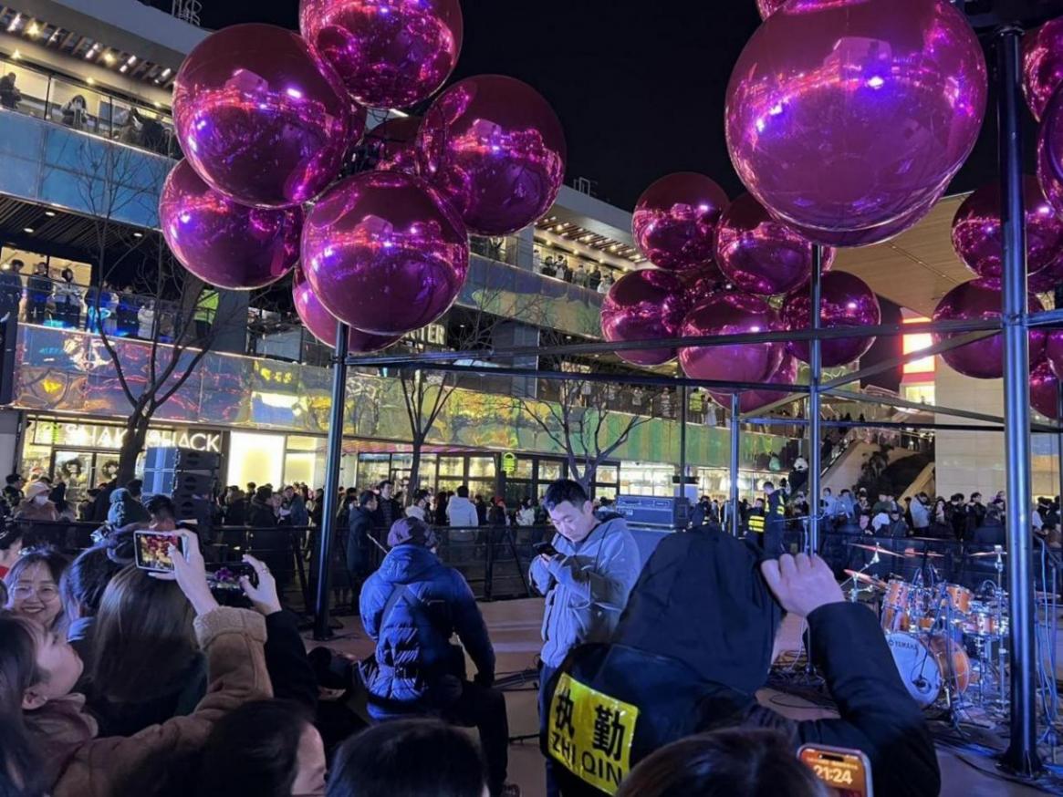 三里屯跨年夜,動(dòng)感音樂(lè)“點(diǎn)燃”節(jié)日氛圍