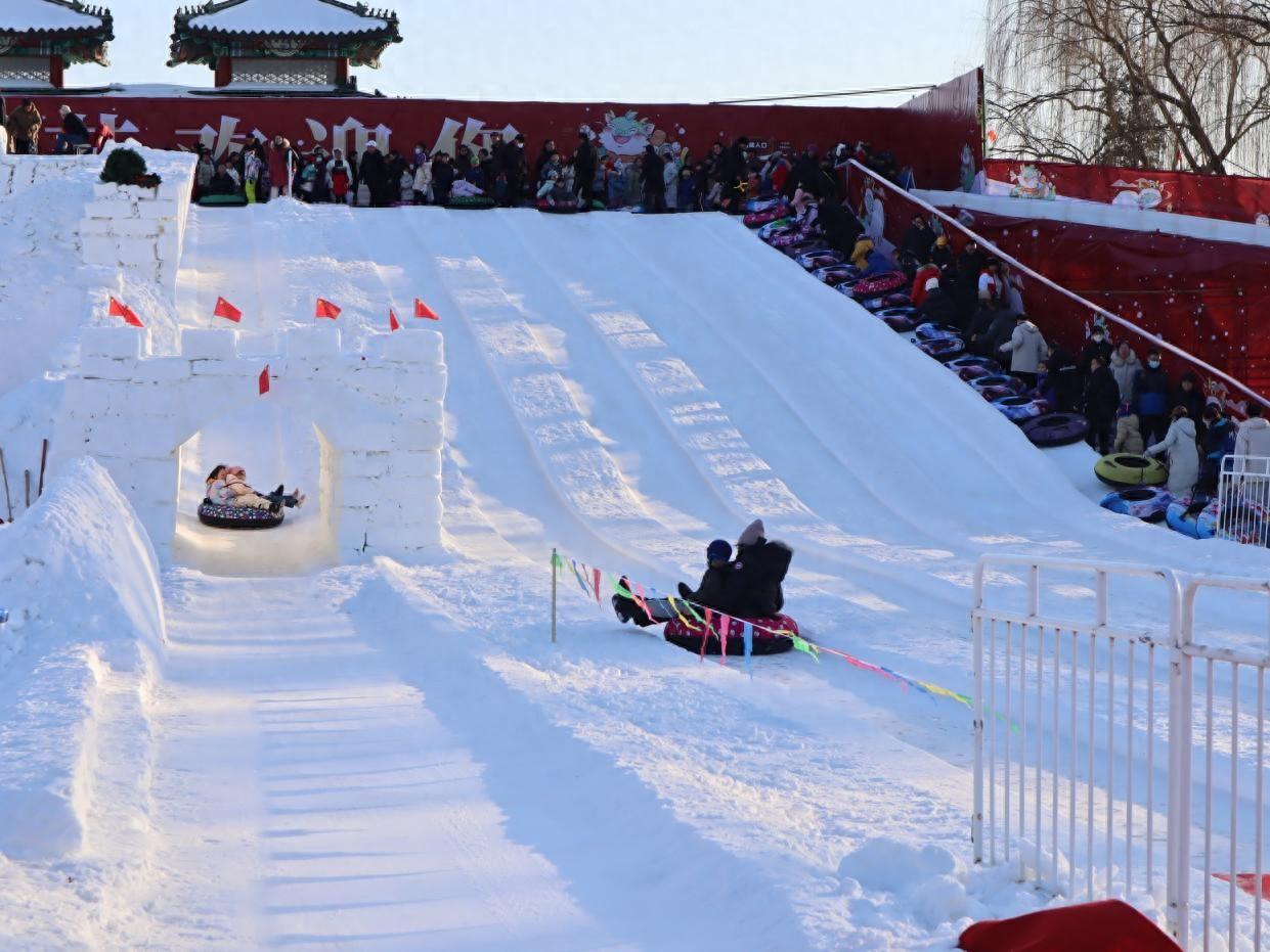 “滑”向新一年!市民龍潭公園樂享雪趣