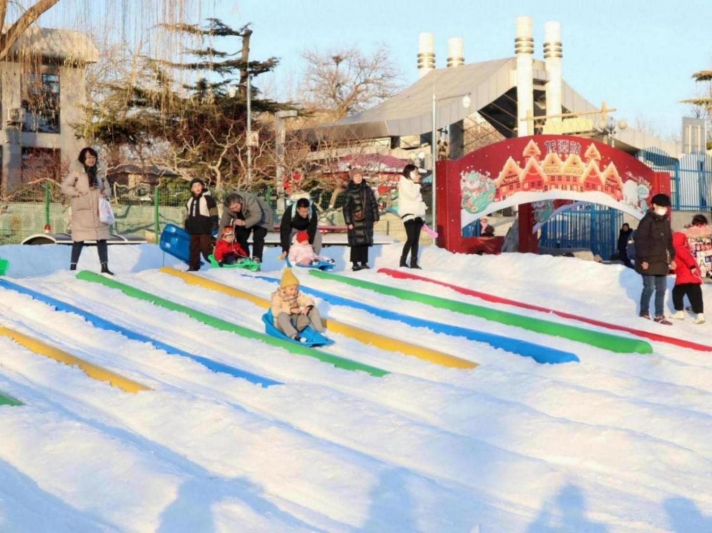 “滑”向新一年!市民龍潭公園樂享雪趣