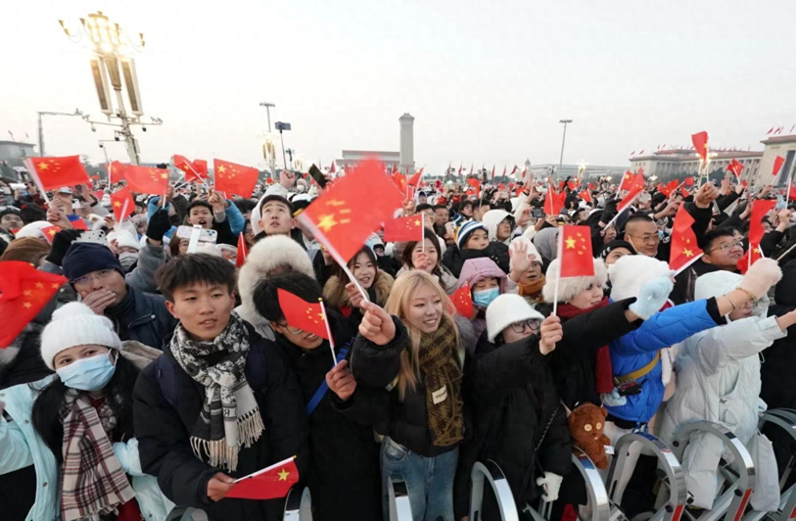 新年第一天,7.3萬人天安門廣場觀看升國旗