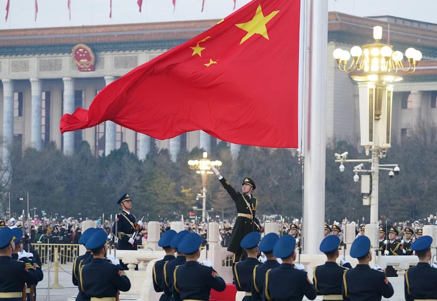 新年第一天,7.3萬人天安門廣場觀看升國旗