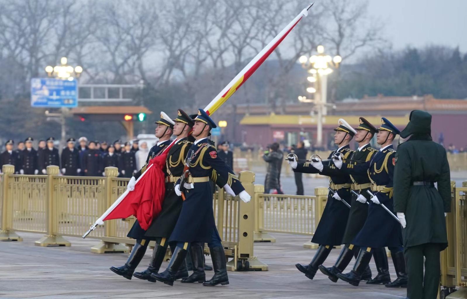 新年第一天,7.3萬人天安門廣場觀看升國旗