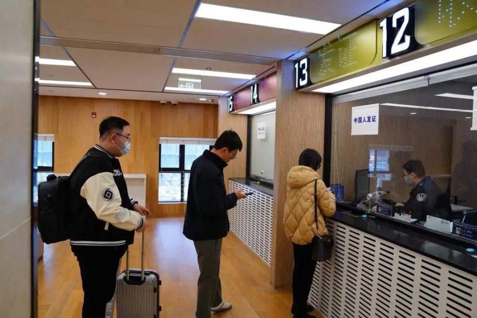 應對節前出入境辦證高峰,浦東警方高效服務、多措并舉