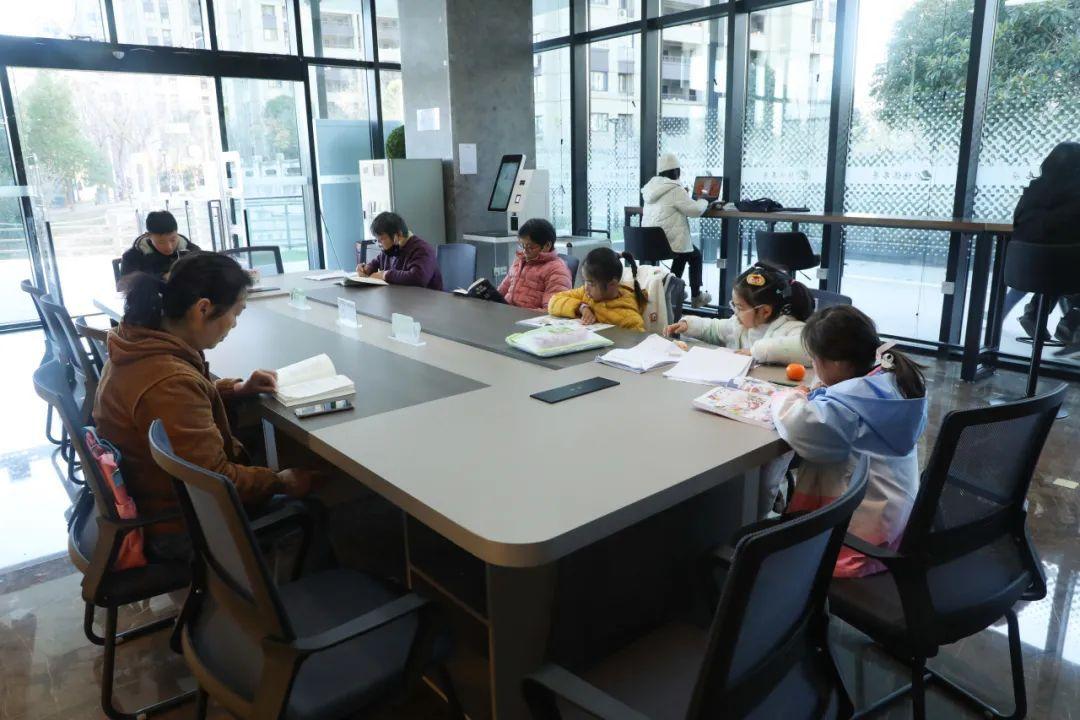 來偒傣書房讀萬卷書,品味屬于金匯的詩和遠方→