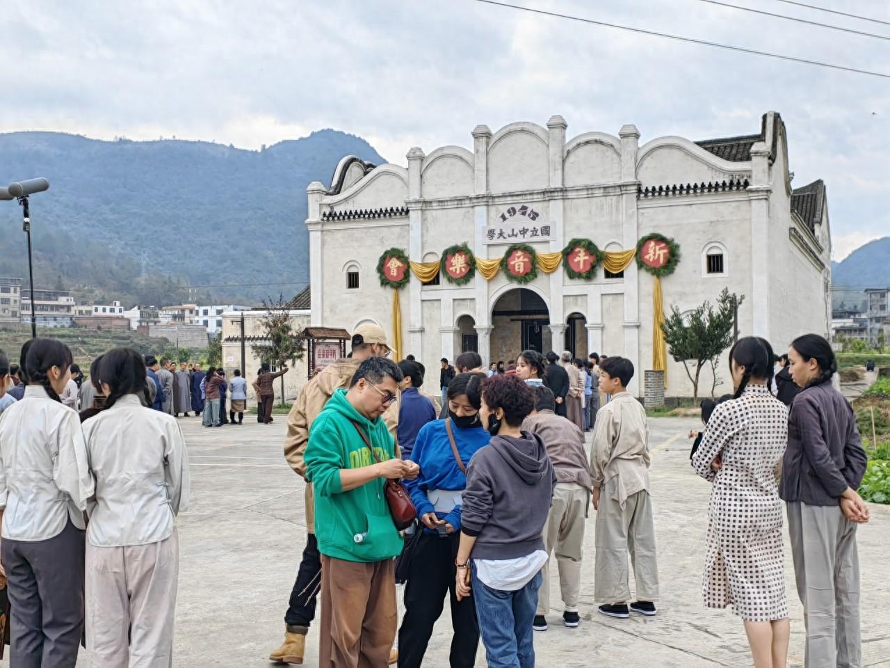 “影廳觀眾”化身“群眾演員”!韶關(guān)樂昌助力《坪石先生》電影拍攝