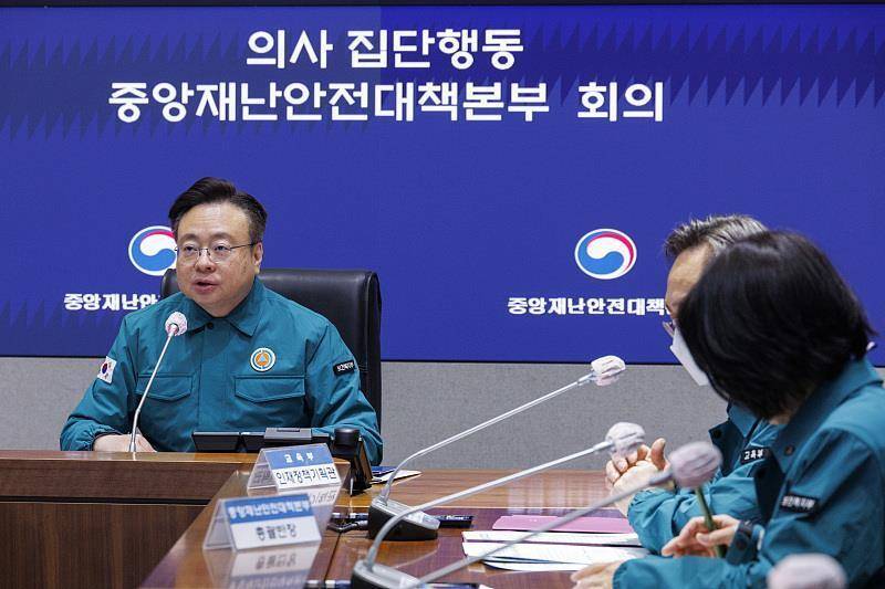 韓國辭職潮!近萬名醫生和政府硬剛到底,為什么吊銷執照都不怕?