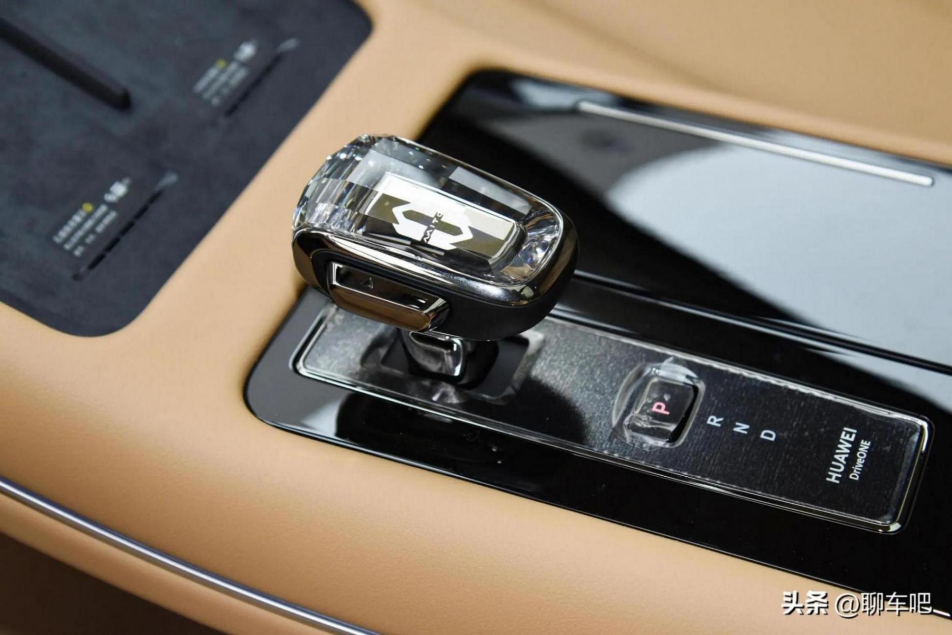 推薦兩款汽車(chē):?jiǎn)柦鏥S特斯拉,該如何選擇??jī)煽钴?chē)型詳細(xì)對(duì)比