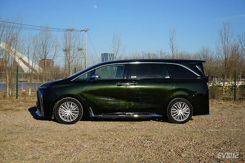 冰箱彩電大沙發(fā)一應(yīng)俱全,試駕家用商務(wù)兩不誤的合創(chuàng)V09