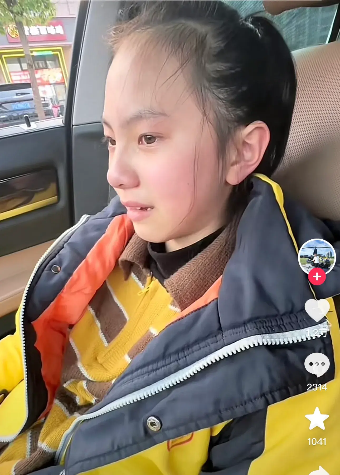 爸爸穿得太顯眼竟把女兒氣哭