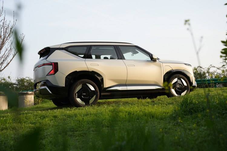 20萬左右買合資純電SUV,起亞EV5哪款更劃算