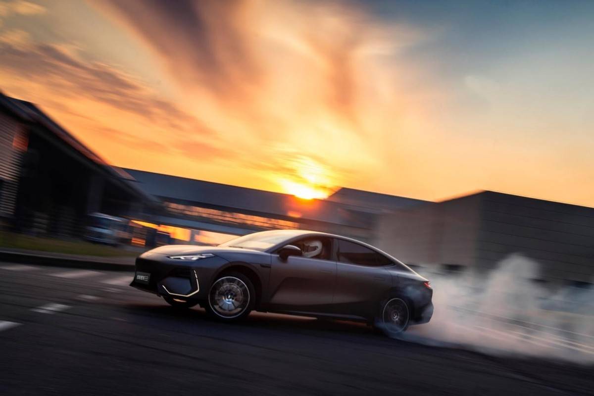 吉利銀河E8兩驅(qū)龍騰版+四驅(qū)龍騰版正式發(fā)布 售價(jià)16.58萬起