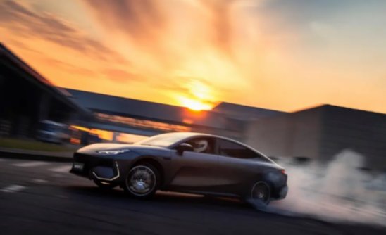 吉利銀河E8龍騰版上市,再度沖擊新能源扛把子地位