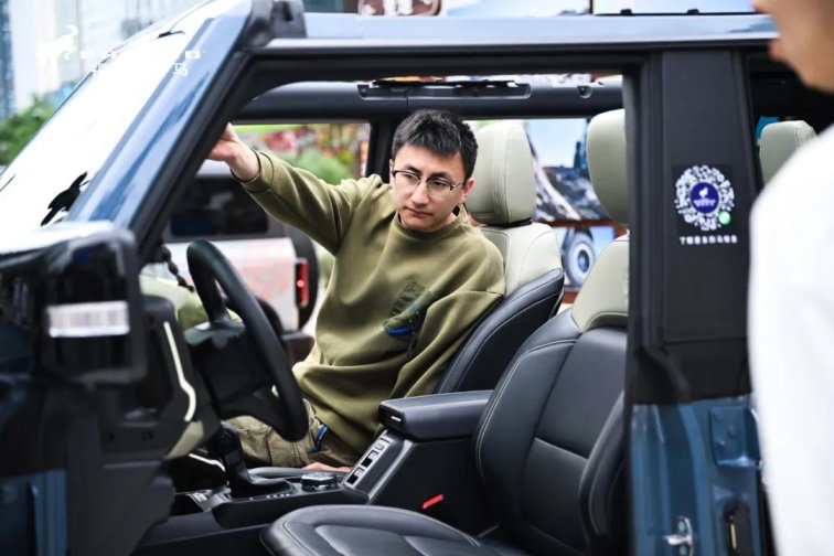 烈馬“馳騁”春熙路,可圍觀,可賞玩