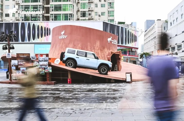 烈馬“馳騁”春熙路,可圍觀,可賞玩