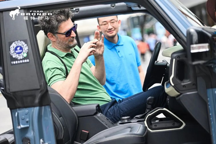 烈馬“馳騁”春熙路,可圍觀,可賞玩