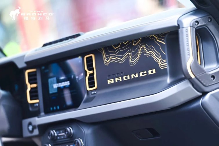 烈馬“馳騁”春熙路,可圍觀,可賞玩