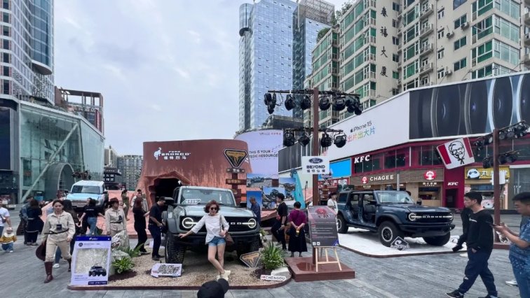 烈馬“馳騁”春熙路,可圍觀,可賞玩