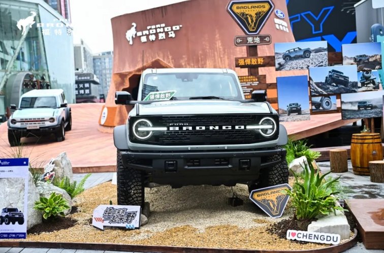 烈馬“馳騁”春熙路,可圍觀,可賞玩