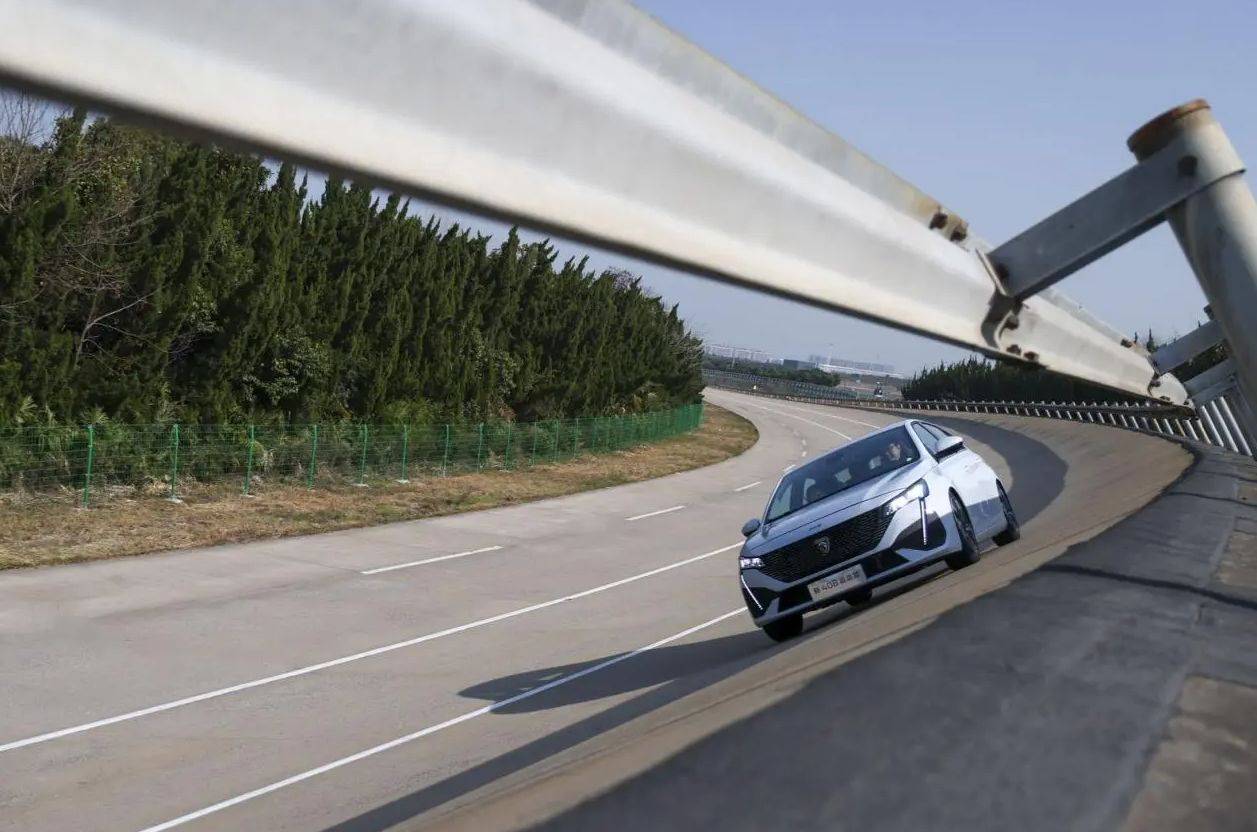 假期自駕的理想座駕,新408龘龘款不愧是“法式六邊形戰(zhàn)士”