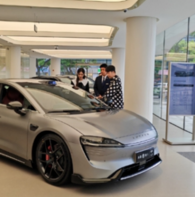 杜海濤沈夢辰現(xiàn)身寧波搶購華為Pura70系列 還看了智界