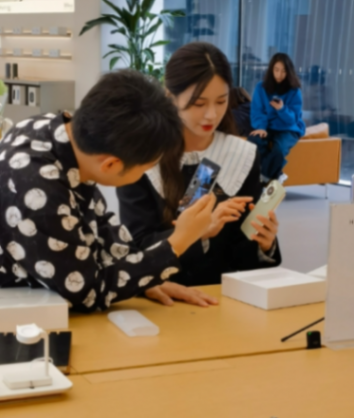 杜海濤沈夢辰現(xiàn)身寧波搶購華為Pura70系列 還看了智界