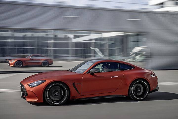 百公里加速2.8秒,追平小米SU7的這輛奔馳燃油跑車,誰(shuí)更香?