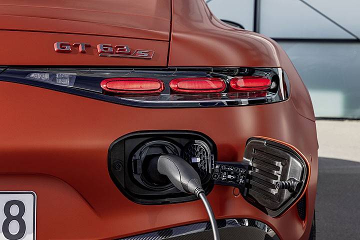 百公里加速2.8秒,追平小米SU7的這輛奔馳燃油跑車,誰(shuí)更香?