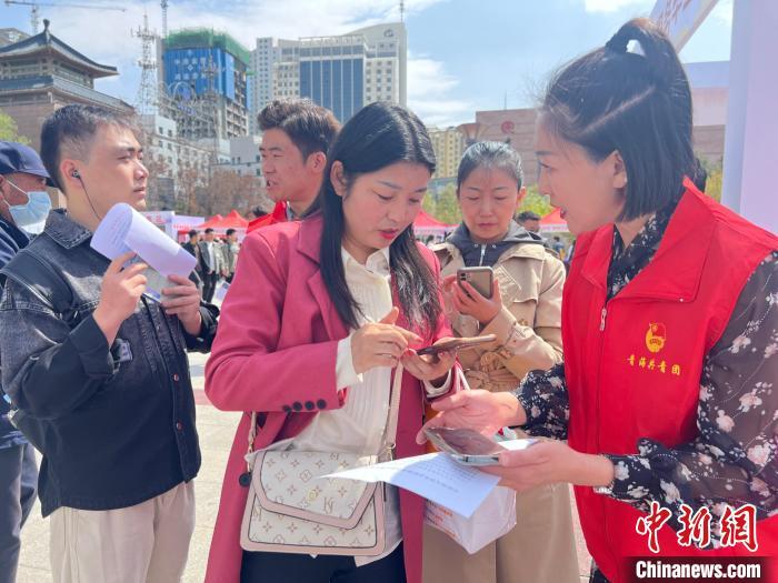 青海:“線上”直播帶崗+“線下”現(xiàn)場(chǎng)招聘 吸引1萬(wàn)余名求職者