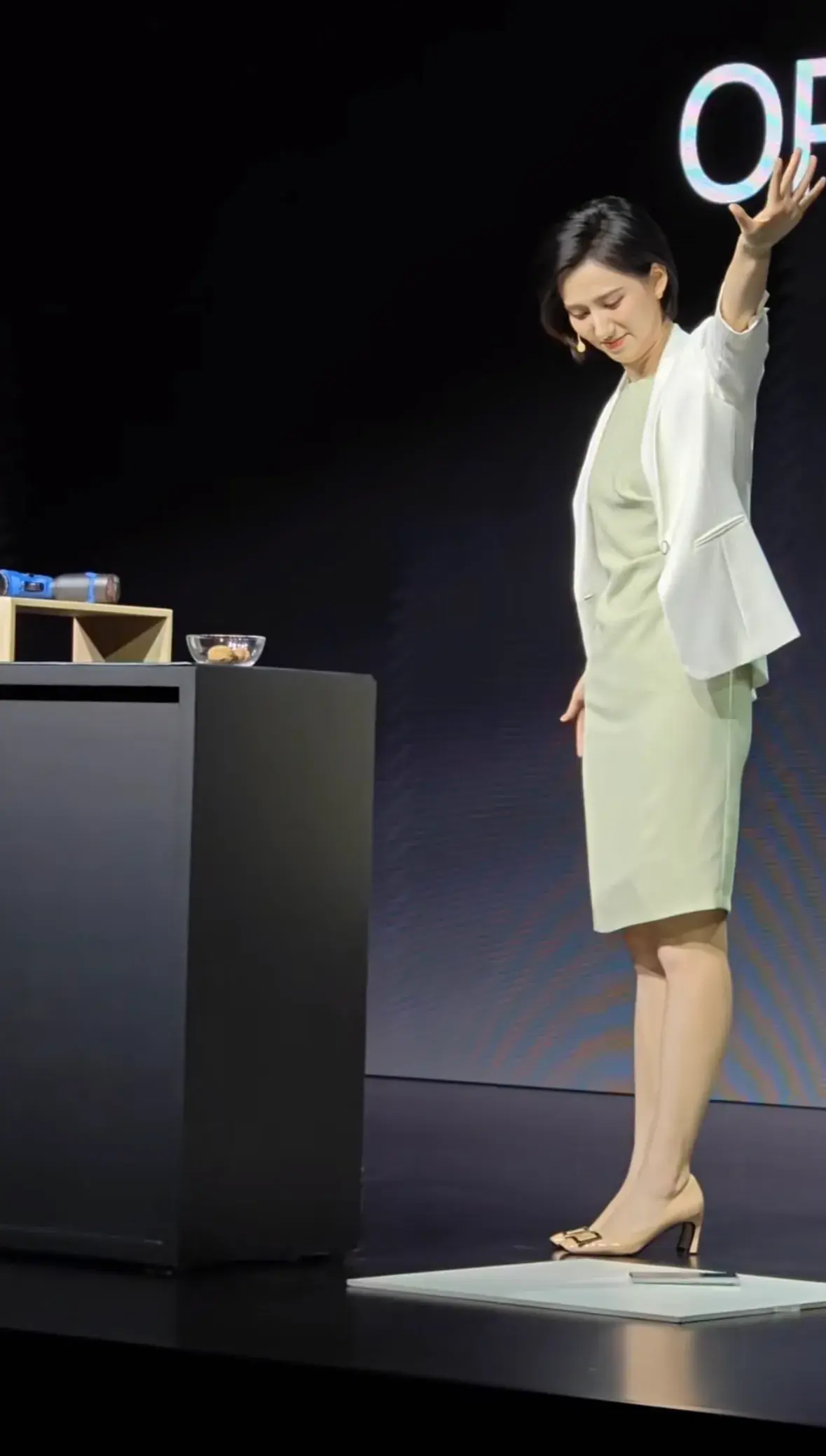 絕了!oppo高跟鞋名場(chǎng)面后續(xù),手機(jī)銷量激增,網(wǎng)友:我買(mǎi)還不行嗎