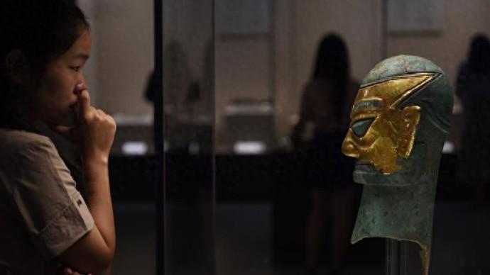 每個文旅熱門景點前,為何總有一群人在進行這項“神秘儀式”