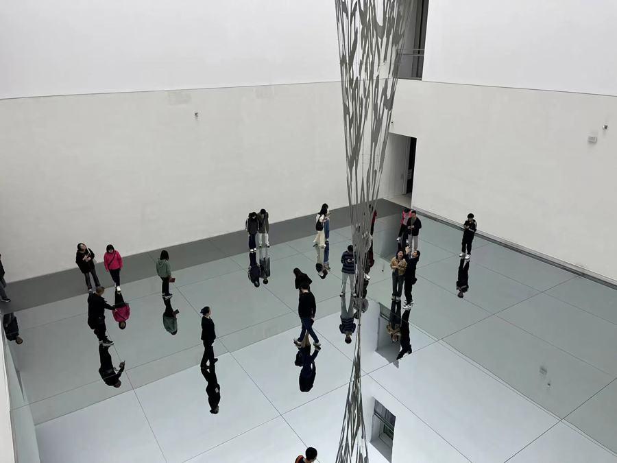 每個文旅熱門景點前,為何總有一群人在進行這項“神秘儀式”