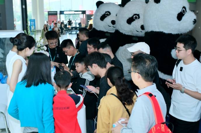 最高優惠3.9萬元,極狐汽車全陣容亮相蓉城