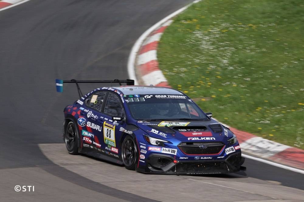 賽車在路上行駛

描述已自動(dòng)生成