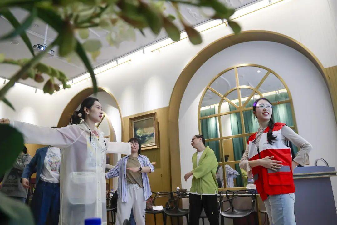 宮廷舞、熱身體操……藝術(shù)減壓成為白領(lǐng)放松身心新選擇