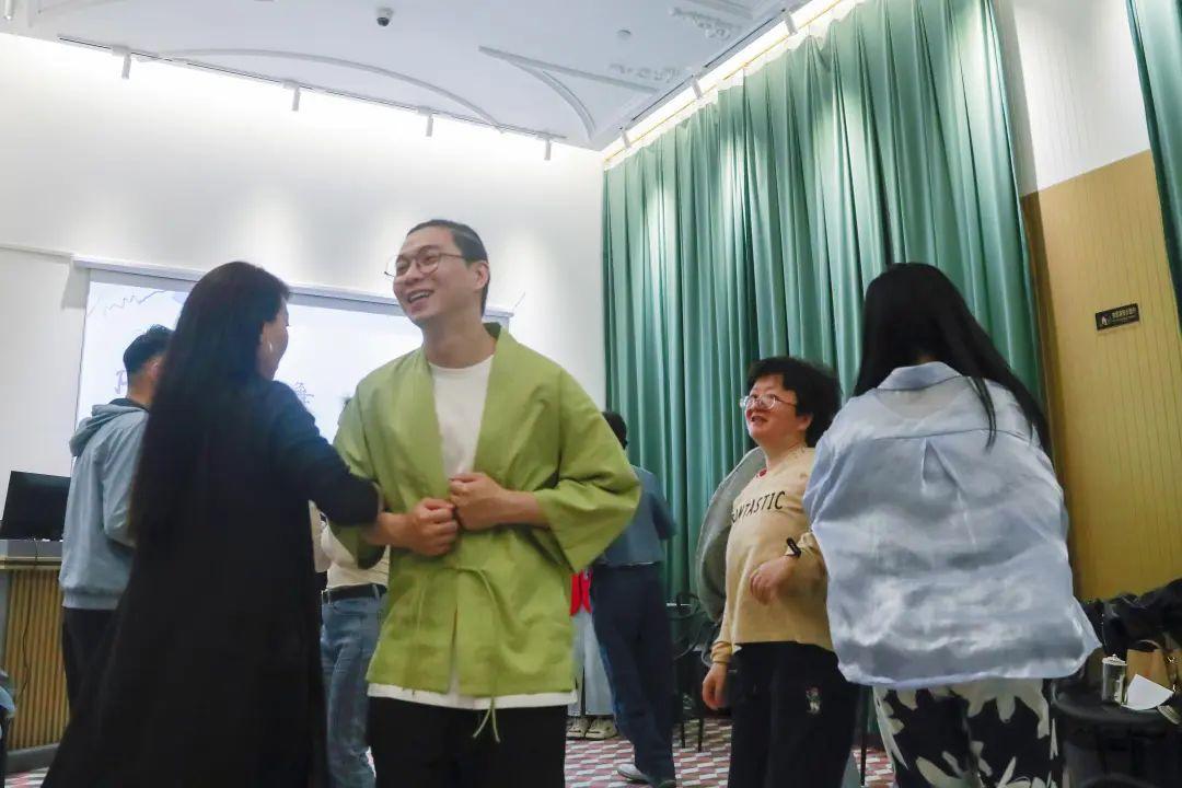 宮廷舞、熱身體操……藝術(shù)減壓成為白領(lǐng)放松身心新選擇