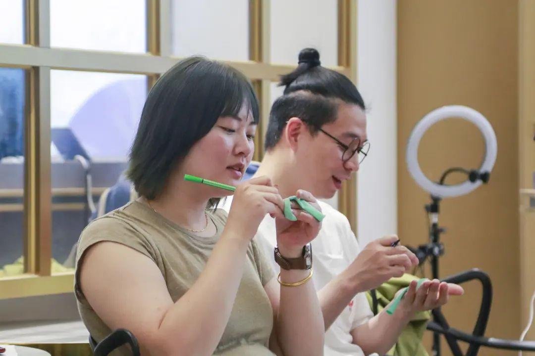 宮廷舞、熱身體操……藝術(shù)減壓成為白領(lǐng)放松身心新選擇