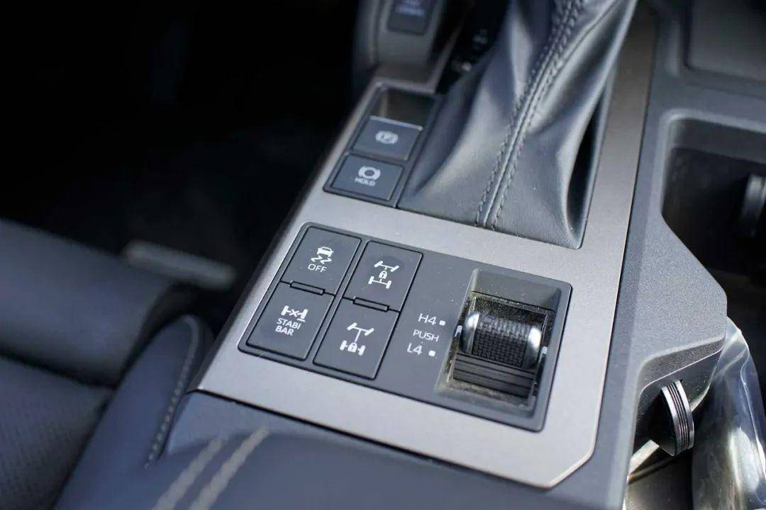 頂配對(duì)低配!豐田普拉多VS福特烈馬