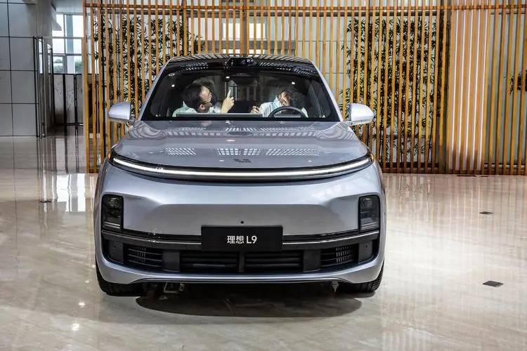 理想L9系統(tǒng)誤判急剎,導致高速追尾,車主該不該負全責?