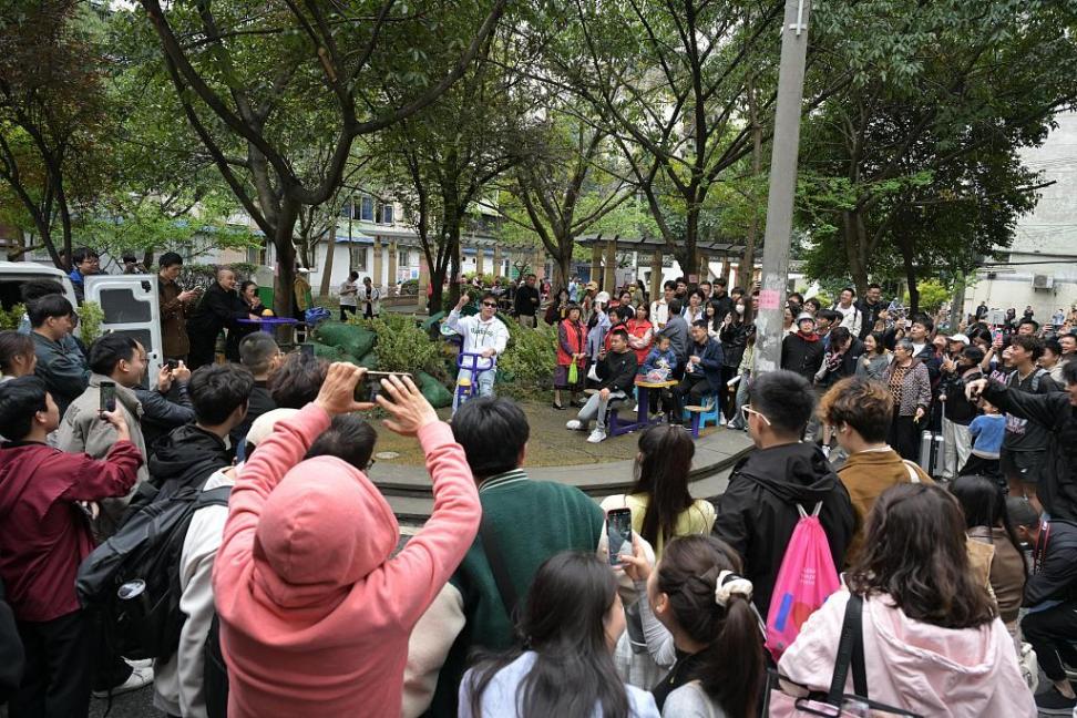 當“偷感”很重的年輕人在表情包中尋找“電子布洛芬”