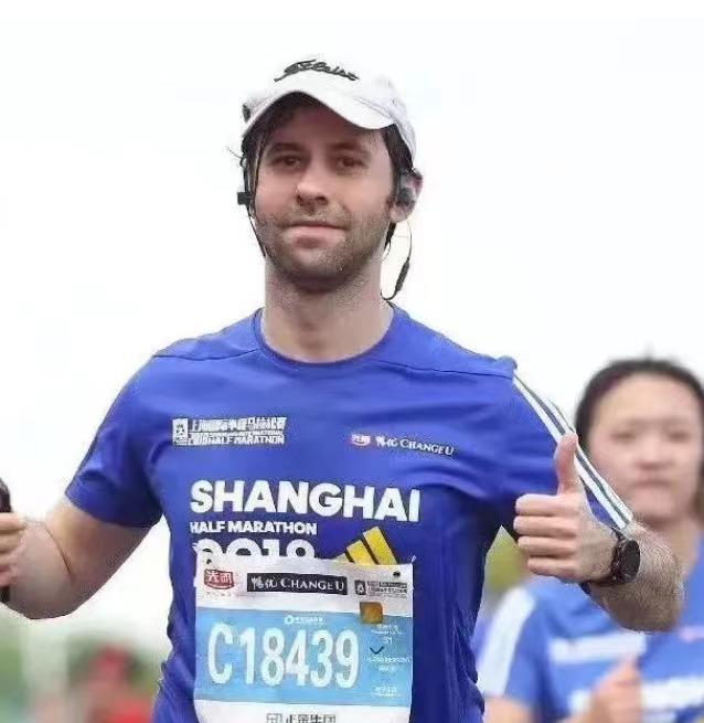 來滬7年,西班牙鋼琴家馬里奧自稱“上海人”,愛跑馬拉松,會做油爆河蝦