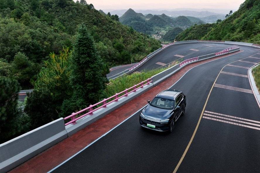 新摩卡 Hi4:大五座電動(dòng)SUV 標(biāo)配Hi4性能版電四驅(qū) 最低21.38萬(wàn)起