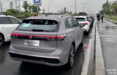 取消1.5T預(yù)計18萬起售,大眾途觀L Pro實(shí)車到店,配副駕屏+懷擋