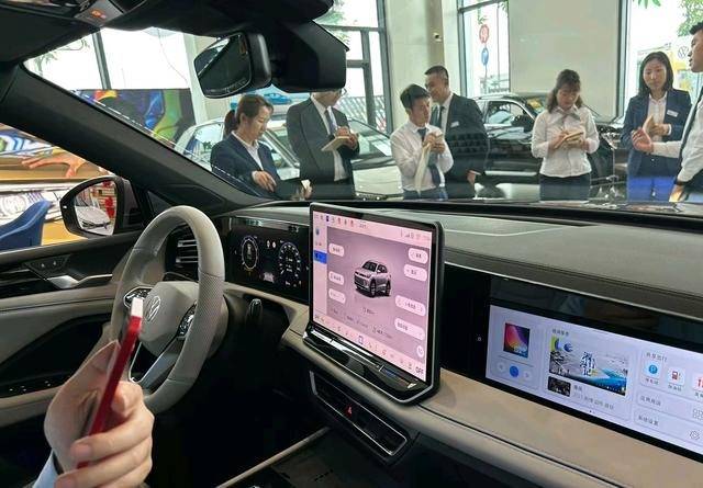 取消1.5T預(yù)計18萬起售,大眾途觀L Pro實(shí)車到店,配副駕屏+懷擋