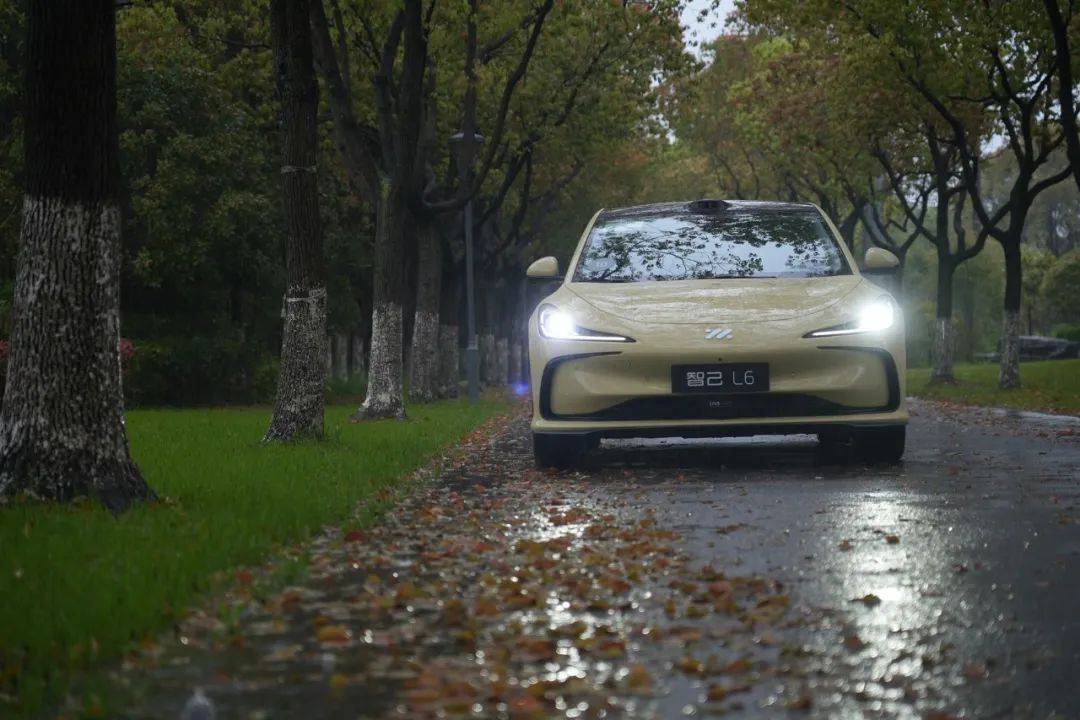 打動你的是智能還是顏值?搶先試駕智己L6