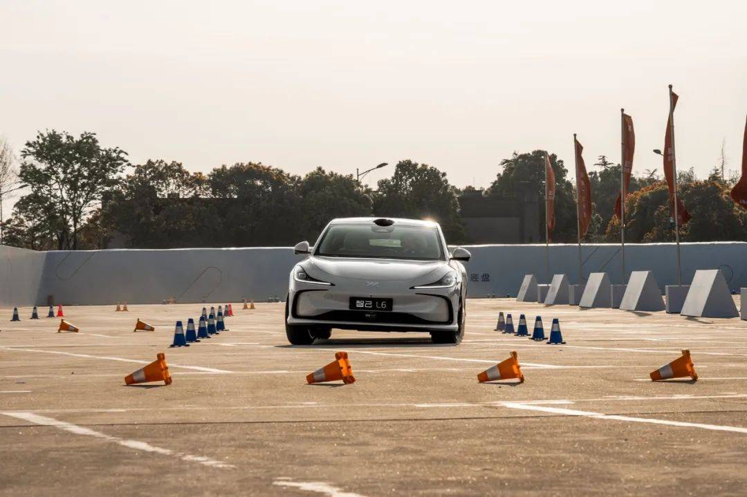 打動你的是智能還是顏值?搶先試駕智己L6