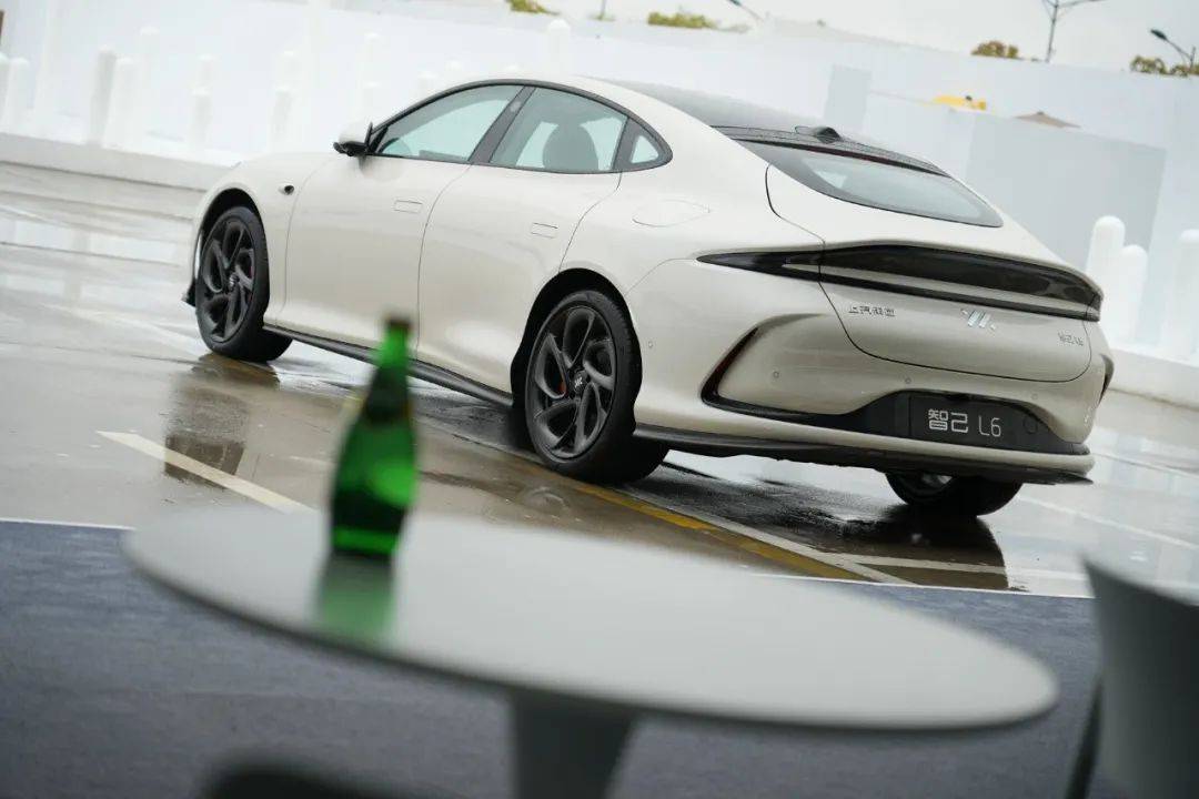 打動你的是智能還是顏值?搶先試駕智己L6