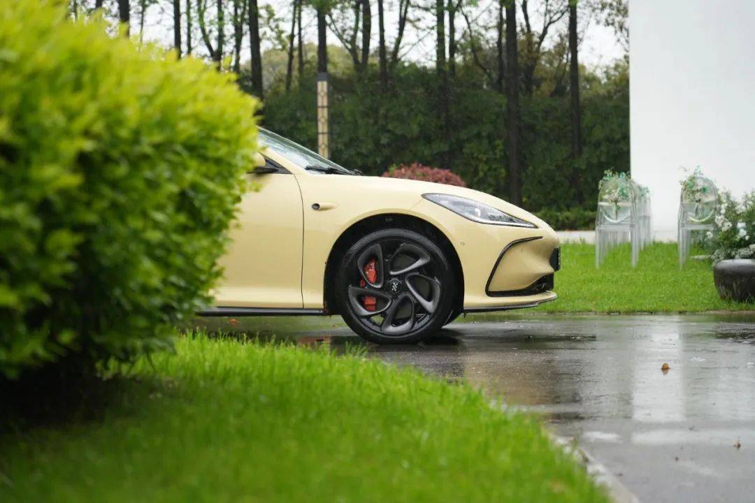 打動你的是智能還是顏值?搶先試駕智己L6