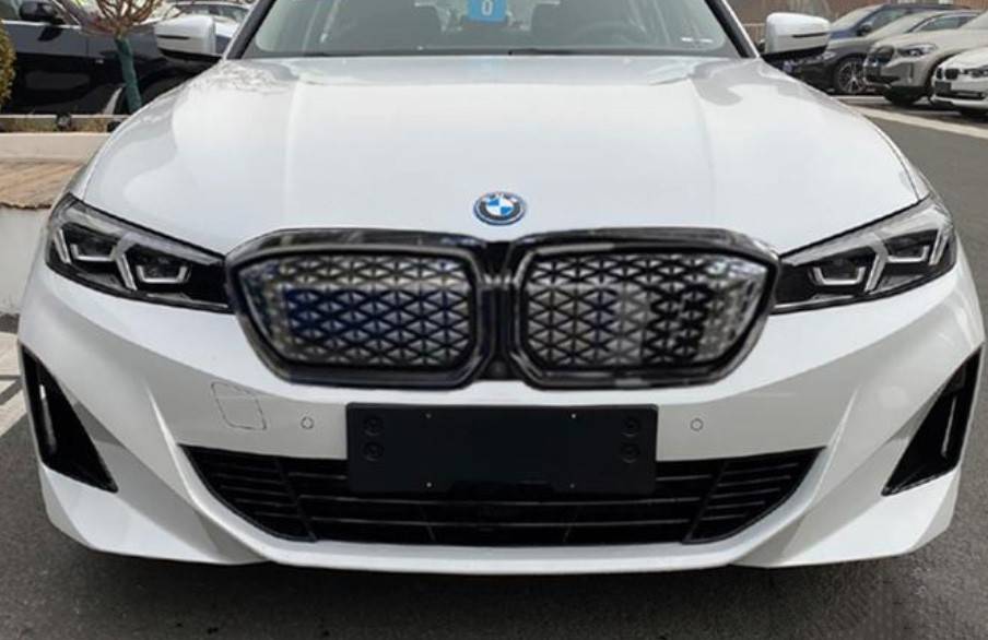 現(xiàn)款35.39萬(wàn)元起,新款寶馬i3實(shí)車(chē)曝光,有望年內(nèi)正式上市